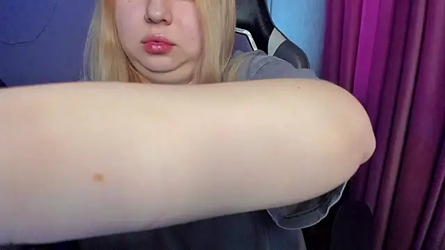 Snapshot of Milafoxxxy chatting on 11, 11, 2025 Milafoxxxy online show from 11, 11, 2025