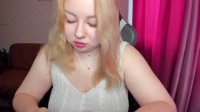 Snapshot of Milafoxxxy chatting on 6, 11, 2025 Milafoxxxy online show from 6, 11, 2025