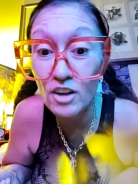 Snapshot of TheDime chatting on 5, 3, 2026 TheDime online show from 5, 3, 2026