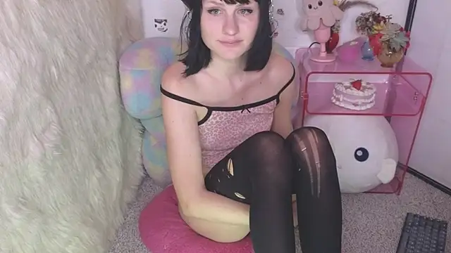 Snapshot of SweetLaumina chatting on 5, 12, 2025 SweetLaumina online show from 5, 12, 2025