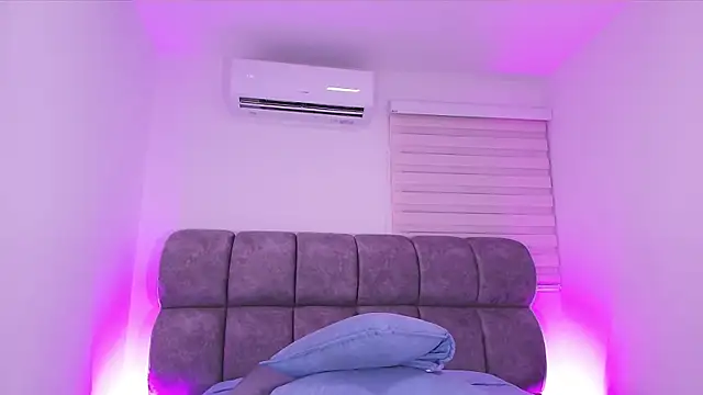 Snapshot of vale_ross_ chatting on 11, 7, 2026 vale ross online show from 11, 7, 2026