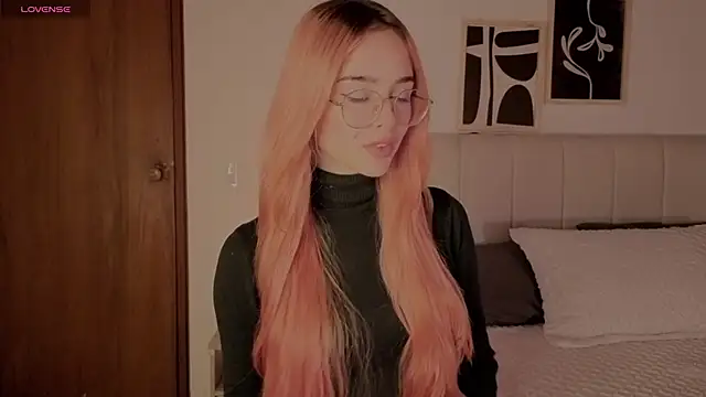 Roxxy mora online show from 2, 2, 2026