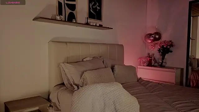 Snapshot of Roxxy_mora chatting on 11, 11, 2025 Roxxy mora online show from 11, 11, 2025