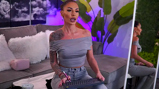 RaquelleVon online show from 15, 11, 2025