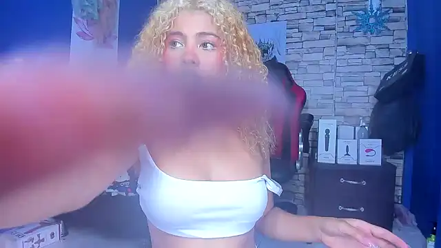 sofiacastillo01 online show from 17, 3, 2025