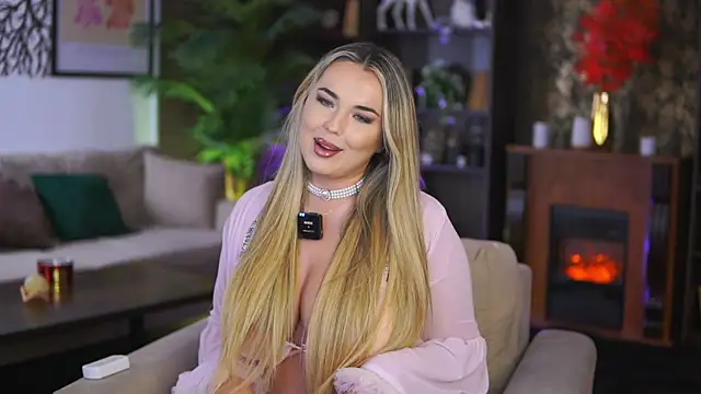 Snapshot of EvaSunderland chatting on 18, 12, 2025 EvaSunderland online show from 18, 12, 2025