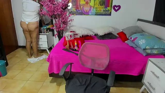 Snapshot of karenmilf_4 chatting on 4, 10, 2025 karenmilf 4 online show from 4, 10, 2025