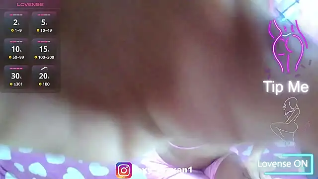 Snapshot of roxy_roxxan chatting on 8, 3, 2025 roxy roxxan online show from 8, 3, 2025