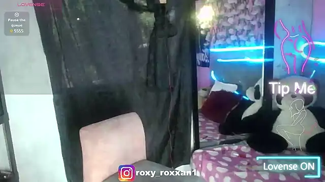 Snapshot of roxy_roxxan chatting on 15, 3, 2025 roxy roxxan online show from 15, 3, 2025
