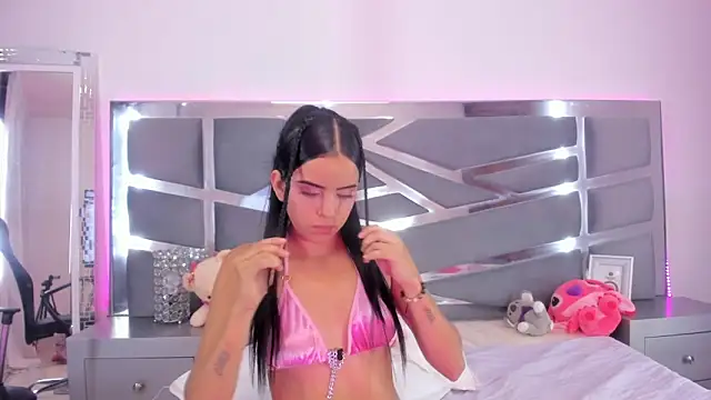 Snapshot of emilyclay_1 chatting on 2, 12, 2024 emilyclay 1 online show from 2, 12, 2024