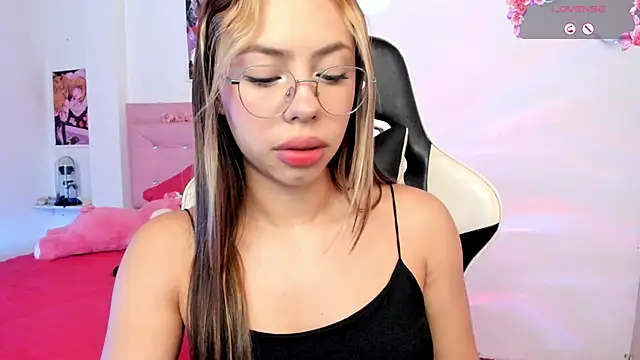 Snapshot of little_jade chatting on 19, 11, 2025 little jade online show from 19, 11, 2025