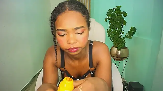 Snapshot of LaurenSnow chatting on 22, 2, 2025 LaurenSnow online show from 22, 2, 2025