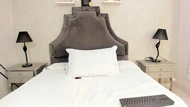 Snapshot of LaurenSnow chatting on 13, 11, 2025 LaurenSnow online show from 13, 11, 2025