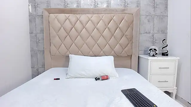 Snapshot of LaurenSnow chatting on 23, 11, 2025 LaurenSnow online show from 23, 11, 2025