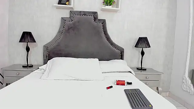 Snapshot of LaurenSnow chatting on 28, 11, 2025 LaurenSnow online show from 28, 11, 2025