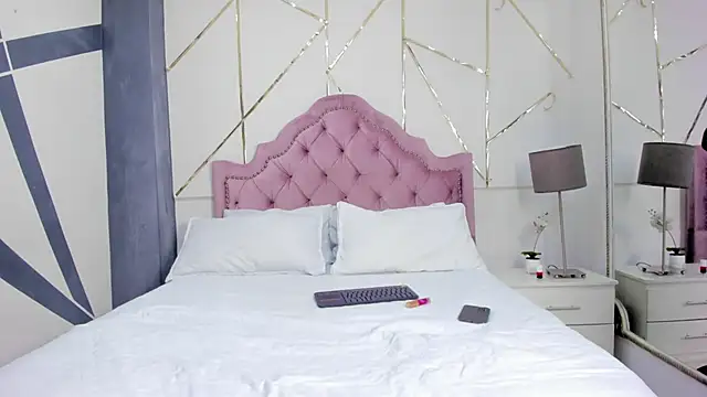 Snapshot of LaurenSnow chatting on 18, 2, 2025 LaurenSnow online show from 18, 2, 2025