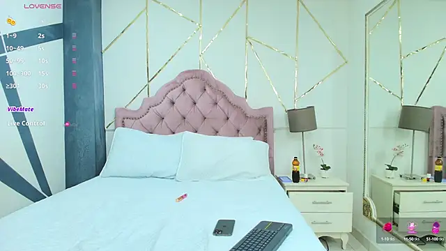 Snapshot of LaurenSnow chatting on 3, 3, 2025 LaurenSnow online show from 3, 3, 2025