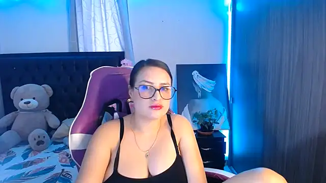 Snapshot of esmeraldaa230 chatting on 3, 6, 2026 esmeraldaa230 online show from 3, 6, 2026