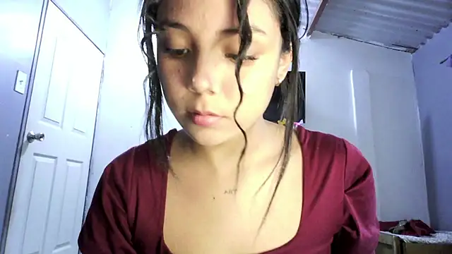 Snapshot of linzeysmith4 chatting on 4, 6, 2026 linzeysmith4 online show from 4, 6, 2026