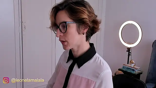 cuddlingbunny online show from 4, 11, 2025