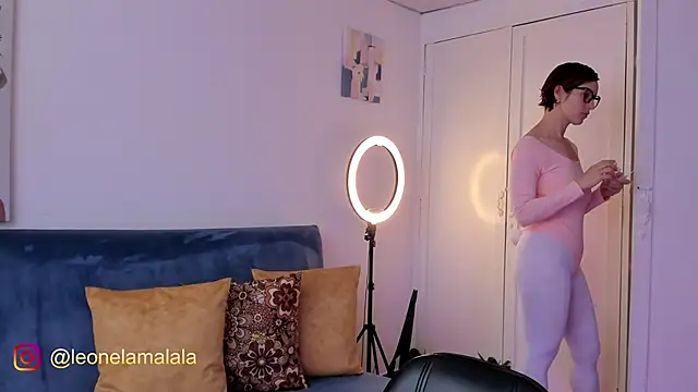 cuddlingbunny online show from 24, 10, 2025