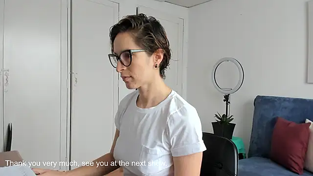 cuddlingbunny online show from 3, 11, 2025