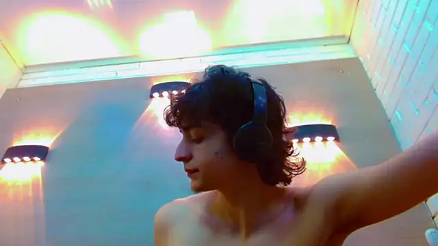 Snapshot of Sr_BonnyEthan chatting on 25, 11, 2025 Sr BonnyEthan online show from 25, 11, 2025