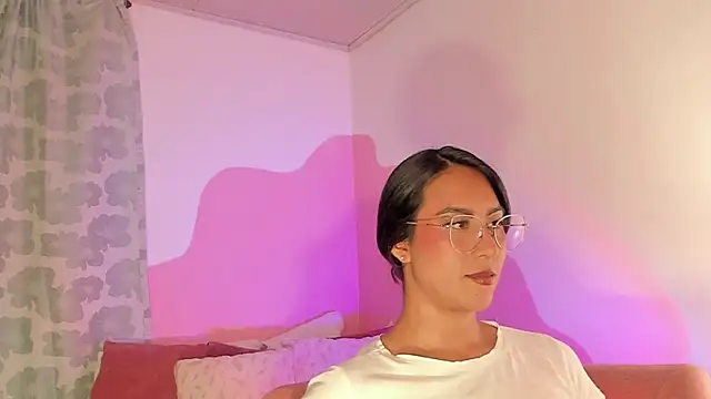 Snapshot of DaraBeckett chatting on 21, 11, 2025 DaraBeckett online show from 21, 11, 2025