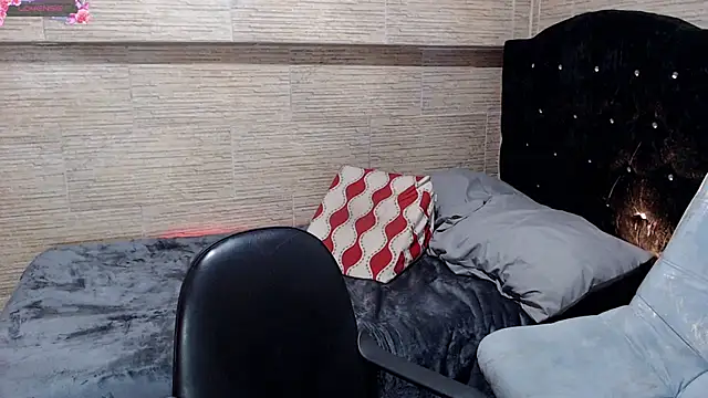 Snapshot of pretty_cristal69 chatting on 29, 10, 2025 pretty cristal69 online show from 29, 10, 2025