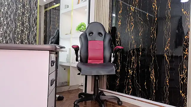 MissEscarleth online show from 13, 3, 2026