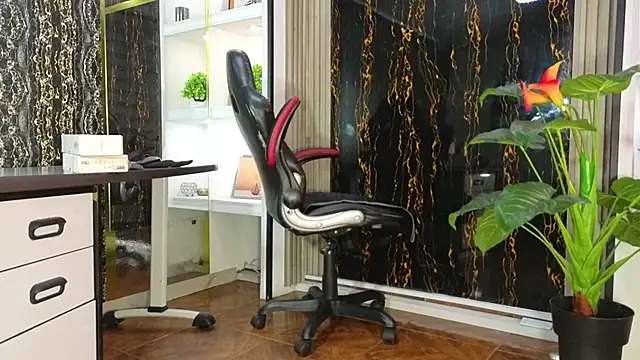 MissEscarleth online show from 14, 11, 2025