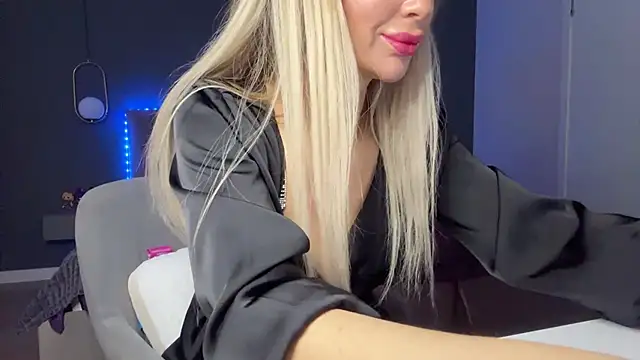 Snapshot of KristalNight chatting on 6, 10, 2025 KristalNight online show from 6, 10, 2025