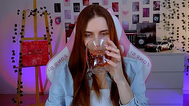 Snapshot of AliceCharmy chatting on 20, 3, 2025 AliceCharmy online show from 20, 3, 2025