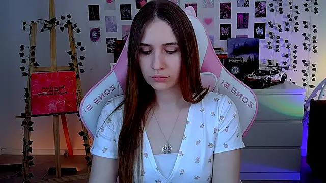 Snapshot of AliceCharmy chatting on 17, 9, 2025 AliceCharmy online show from 17, 9, 2025