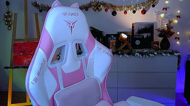 Snapshot of AliceCharmy chatting on 16, 12, 2025 AliceCharmy online show from 16, 12, 2025