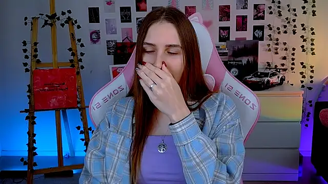 Snapshot of AliceCharmy chatting on 8, 10, 2025 AliceCharmy online show from 8, 10, 2025