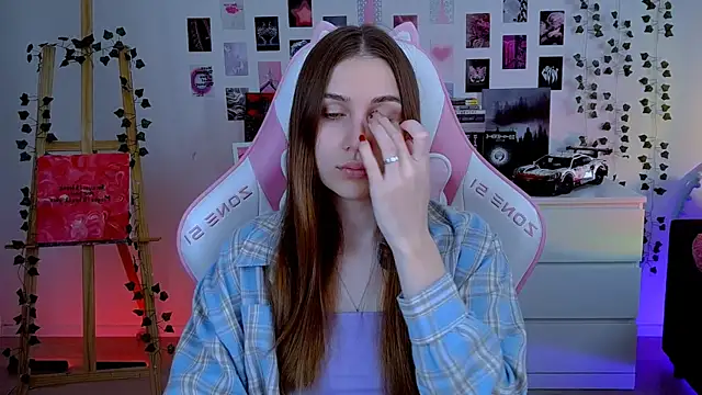 Snapshot of AliceCharmy chatting on 13, 10, 2025 AliceCharmy online show from 13, 10, 2025