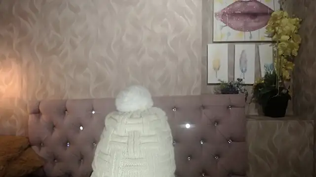 Snapshot of EmmaCowperr chatting on 8, 1, 2026 EmmaCowperr online show from 8, 1, 2026