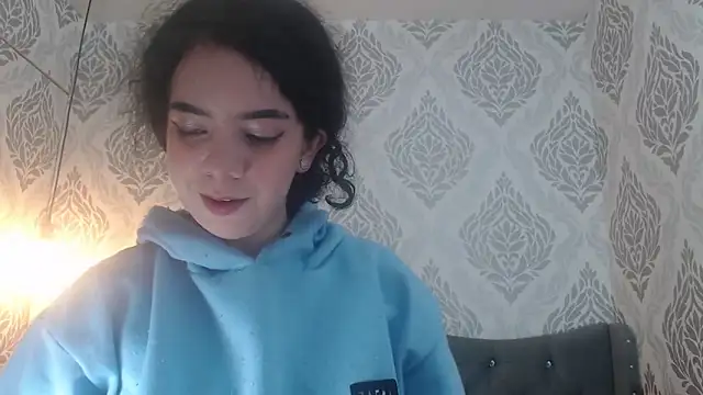 Snapshot of EmmaCowperr chatting on 17, 3, 2025 EmmaCowperr online show from 17, 3, 2025