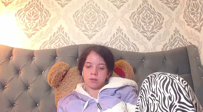 Snapshot of EmmaCowperr chatting on 27, 2, 2025 EmmaCowperr online show from 27, 2, 2025