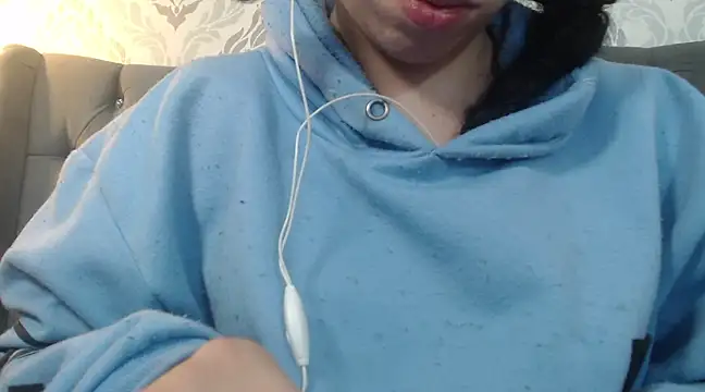 Snapshot of EmmaCowperr chatting on 28, 2, 2025 EmmaCowperr online show from 28, 2, 2025