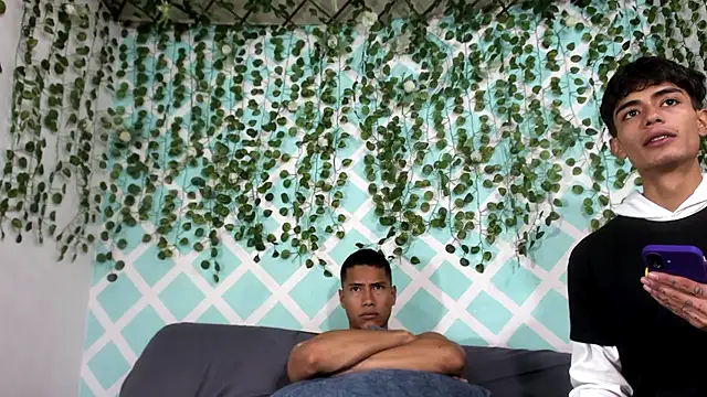 Snapshot of oliverhot2005 chatting on 12, 10, 2025 oliverhot2005 online show from 12, 10, 2025