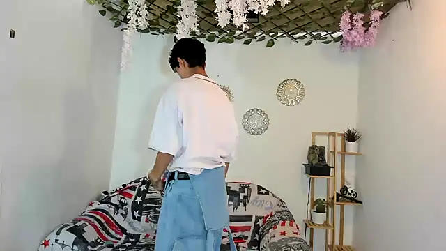 oliverhot2005 online show from 4, 12, 2025