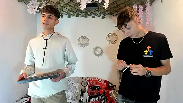 Snapshot of oliverhot2005 chatting on 5, 10, 2025 oliverhot2005 online show from 5, 10, 2025