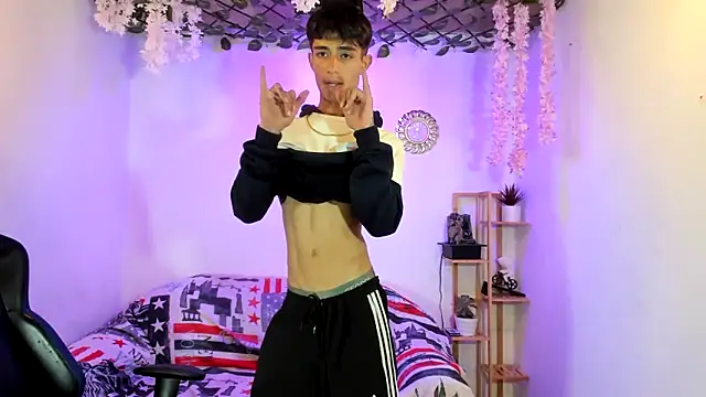 Snapshot of oliverhot2005 chatting on 9, 10, 2025 oliverhot2005 online show from 9, 10, 2025