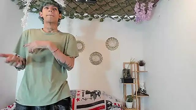 Snapshot of oliverhot2005 chatting on 3, 11, 2025 oliverhot2005 online show from 3, 11, 2025