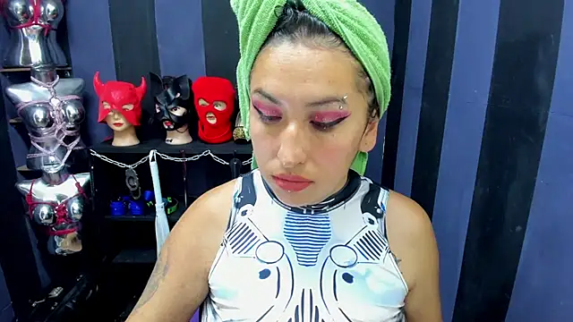 LucyStrike  online show from 1, 2, 2025