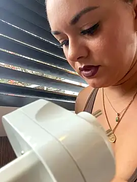 Luccreccia  online show from 13, 9, 2025