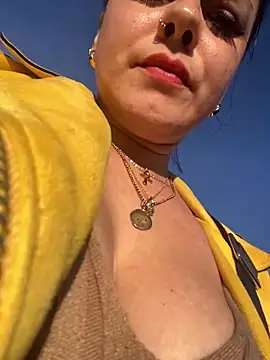 Luccreccia  online show from 18, 11, 2025