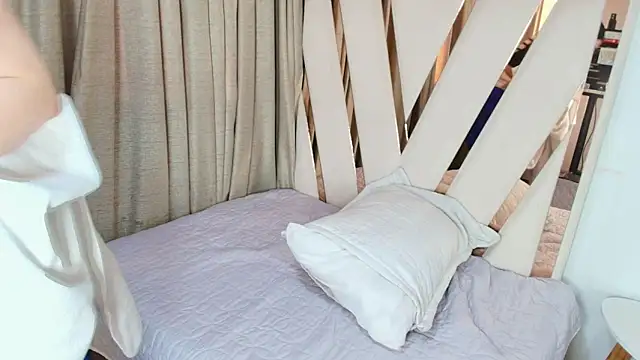 Zoe Curvy online show from 16, 9, 2025